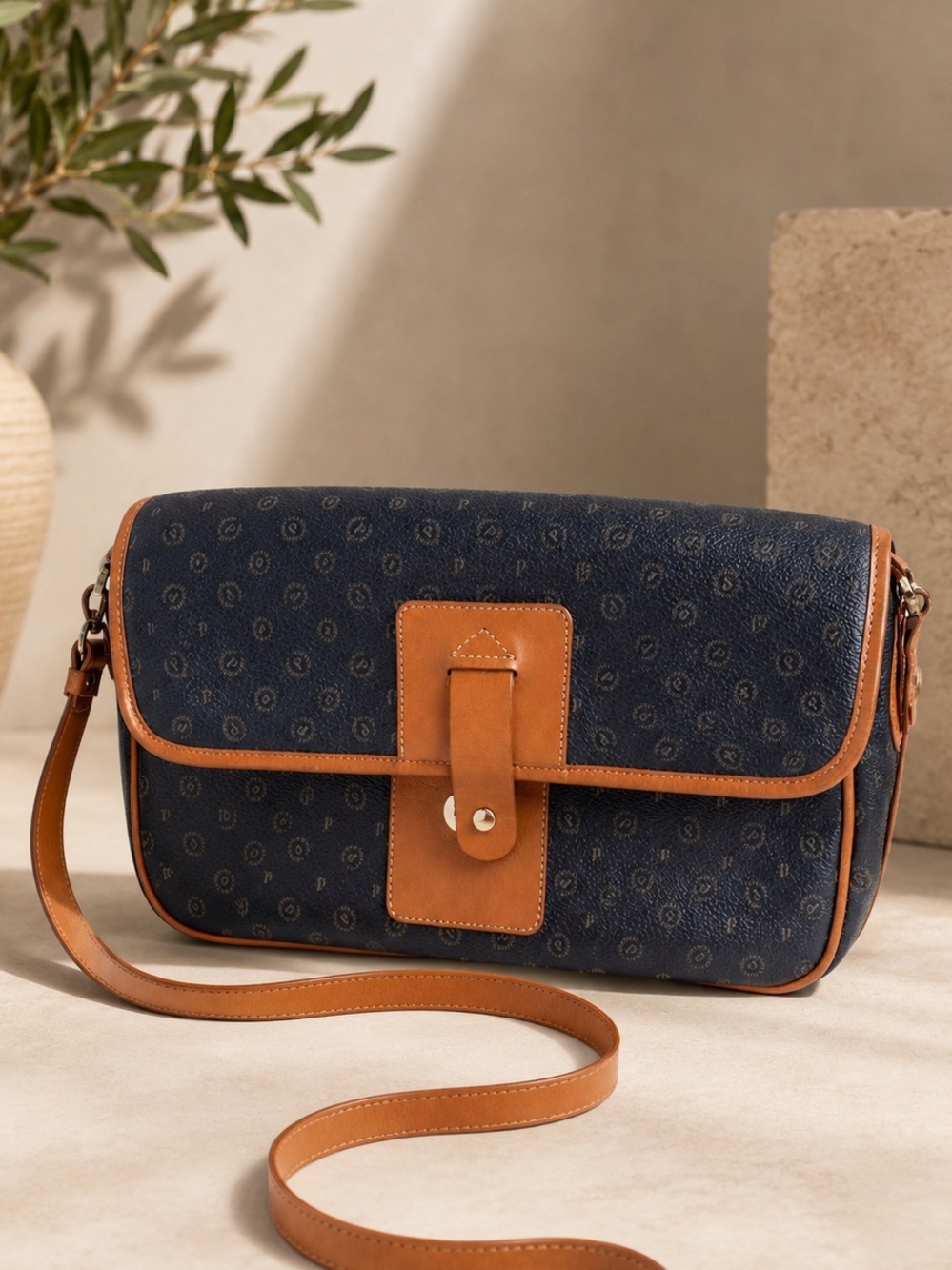 Pollini Vintage Monogram Shoulder Bag 
Timeless European Designer Leather Piece - Picture 2 of 10